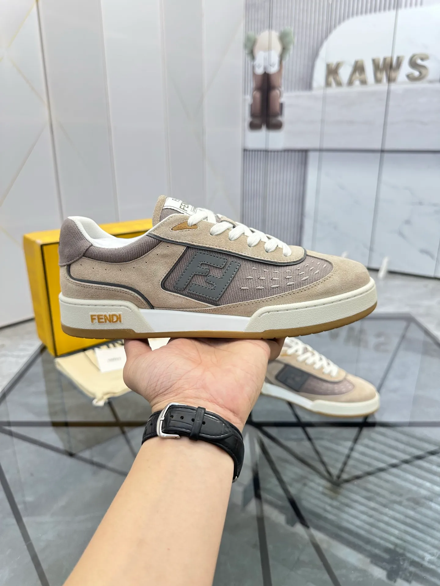 Selling men's shoes 💰: 💰P620¥ Top quality Product trademark: Fendi* "Fendi*" low-top casual shoes Regular size: 35-44 (can be customized to 38.45.46) Product material: imported first-layer nubuck leather upper, breathable lining, original outsole. No.:H208